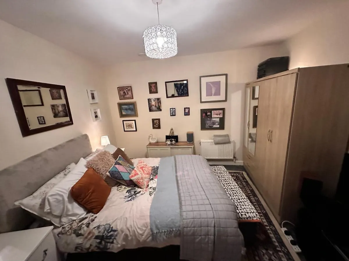 Private Room. In Zone 2 In Cousy Flat London Homestay