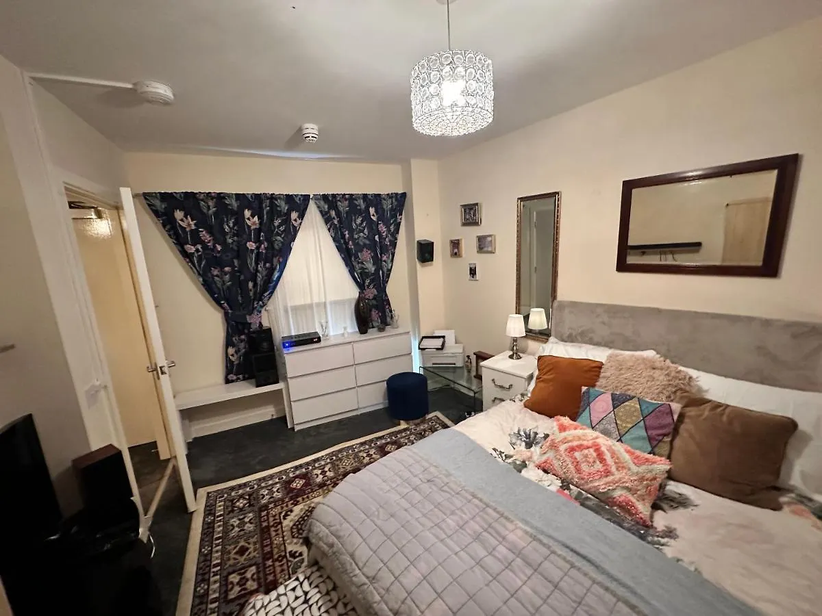 Homestay Private Room. In Zone 2 In Cousy Flat London